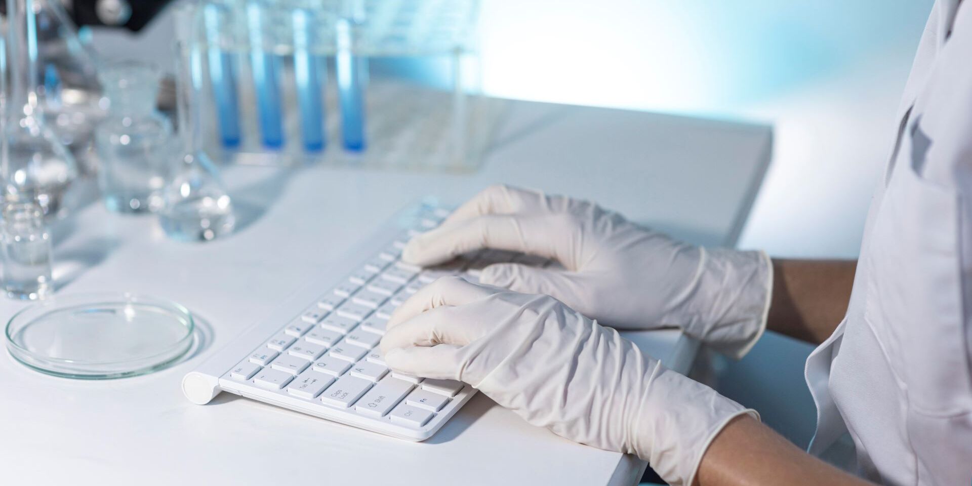 gros-plan-des-mains-en-tapant-sur-le-clavier